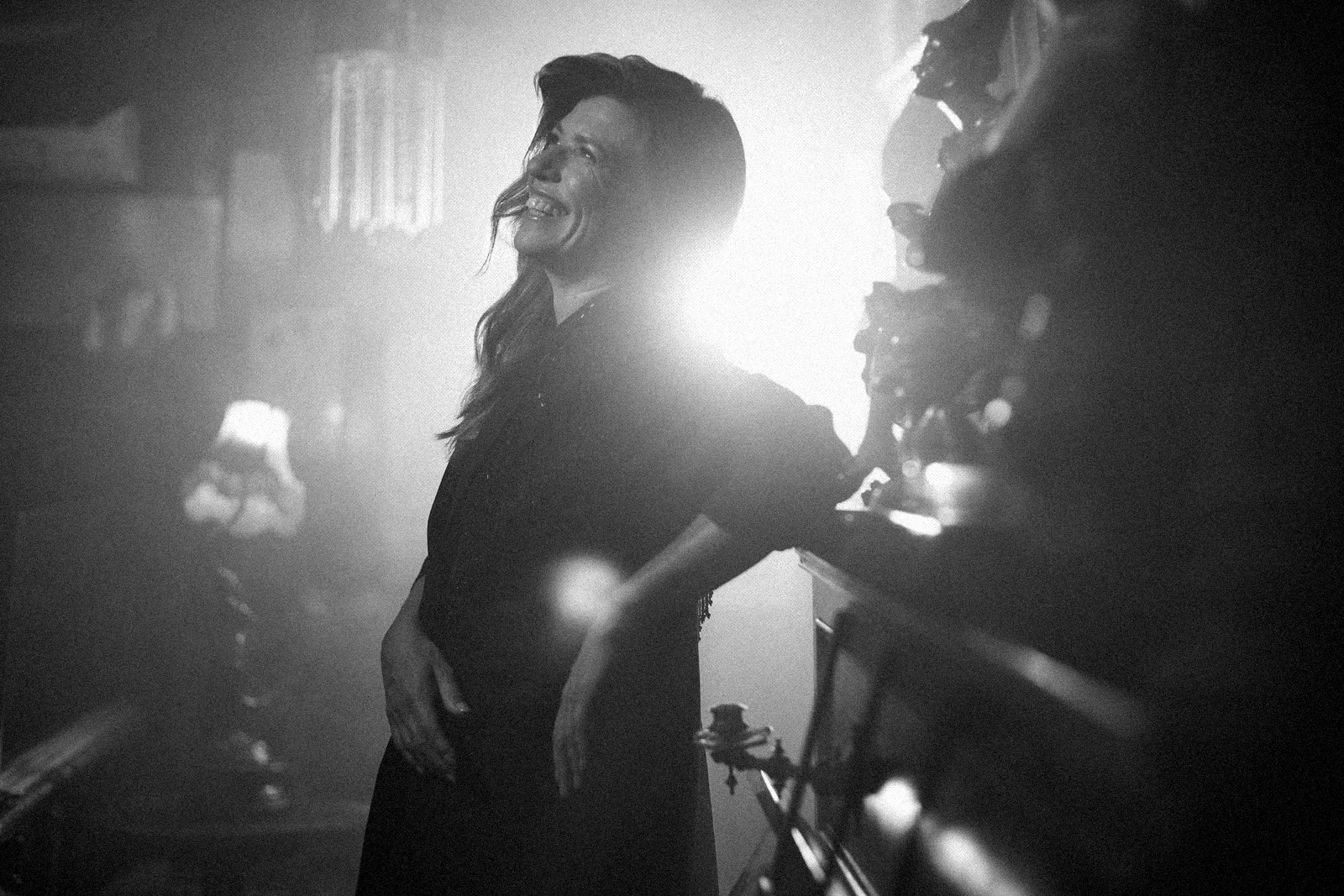 Maria Ana Bobone em contraluz, preto e branco