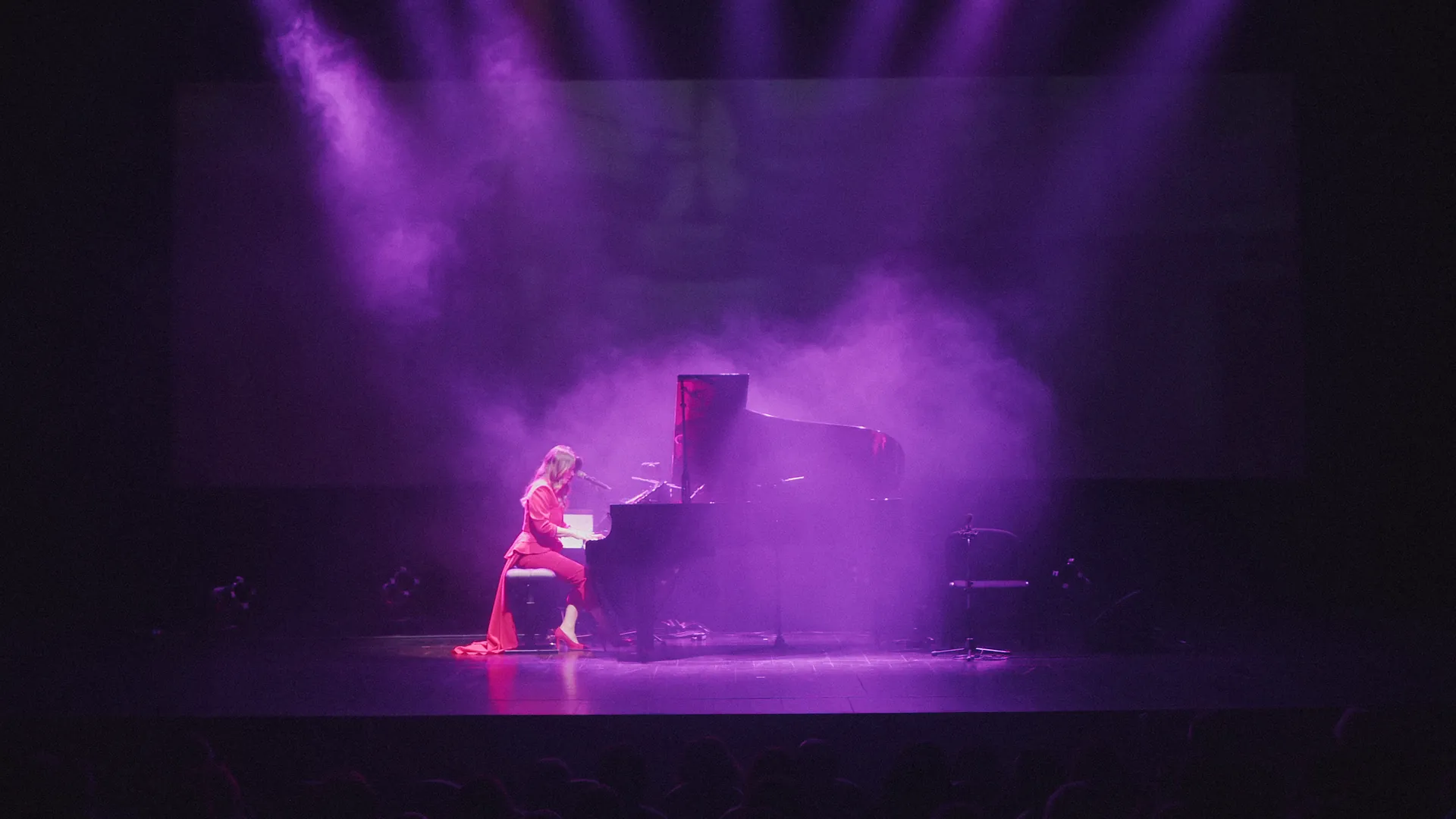 Palco com fumo e Maria Ana Bobone ao piano