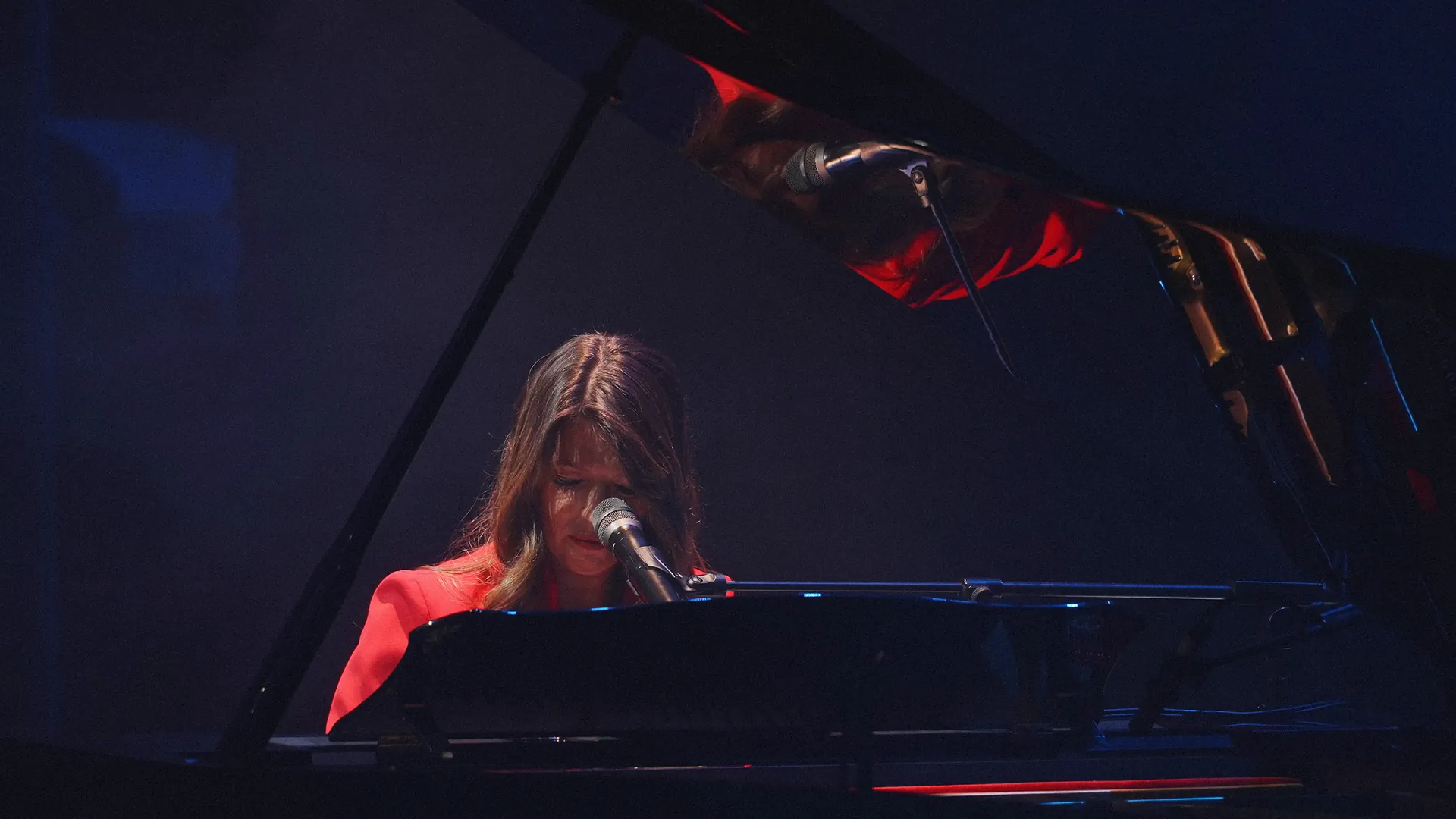 Maria Ana Bobone ao piano em palco